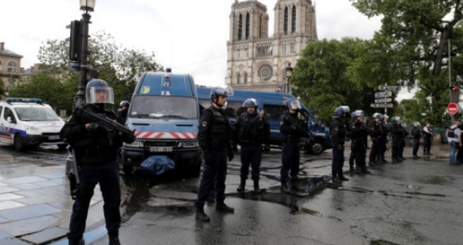 Napadač na policajca kod katedrale Notre Dame povezan sa ISIL-om