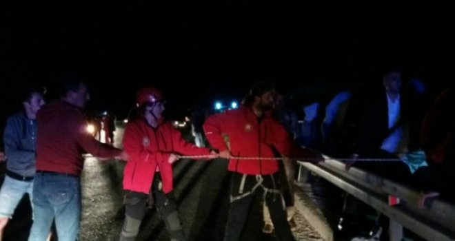 Sletjela vozilom s mosta na Bradini, GSS izveo zahtjevno vertikalno izvlačenje 