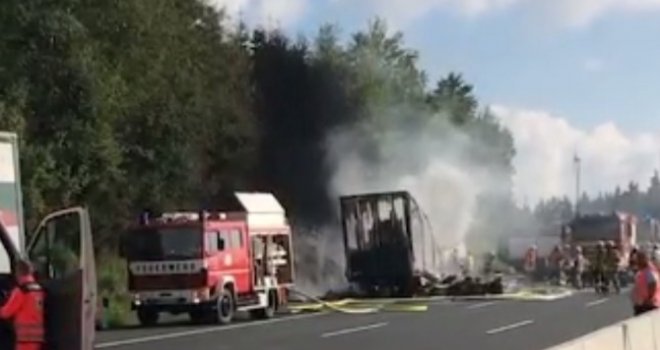 Autobus se zaletio u kamion pa potpuno izgorio: Poginulo 18 putnika, 31 osoba povrijeđena