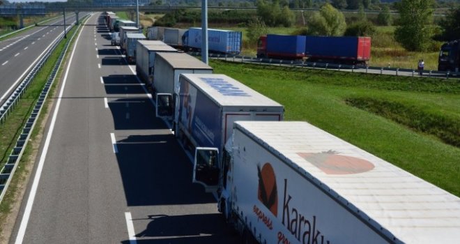 Razgovarali ministri Radončić i Božinović, slijedi deblokada 700 kamiona koji čekaju na italijansko-slovenačkoj granici