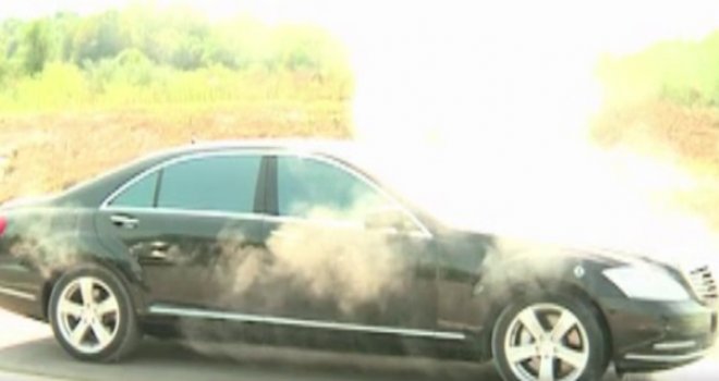 Dim na sve strane: Zapalio se automobil Milorada Dodika! 