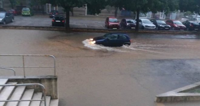 Jako nevrijeme poharalo Zadar: Grad je pod vodom, dijelovi bez struje, poplavljene i operacione sale