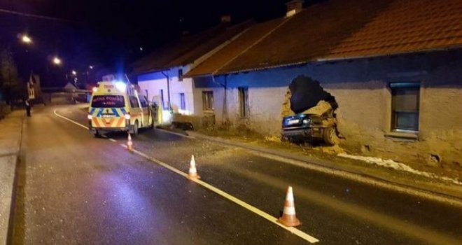 Nesreća kod Sarajeva: Automobil završio u kući