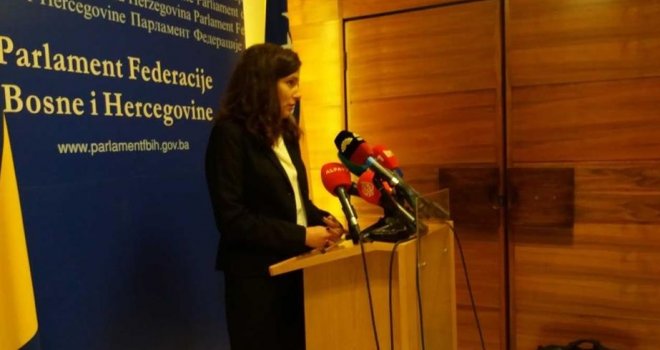 Marjanović napustila Parlament FBiH zbog Kaplanovog dobacivanja: 'Jel' vi čujete kako ona priča, kao da je u teatru!'