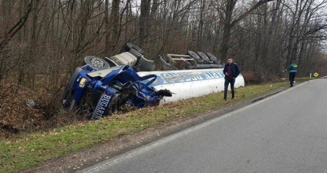 Prevrnula se cisterna puna plina: Vozač zarobljen u kabini, na mjesto nesreće stigli i vatrogasci