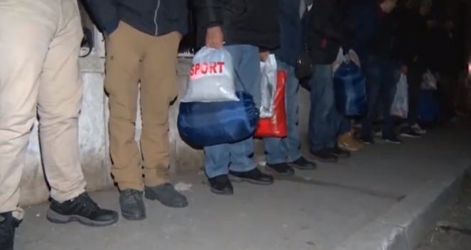 Bolno ih je gledati dok jedu, gladni su jako... Neće da otvore džamije i puste ih da prespavaju...