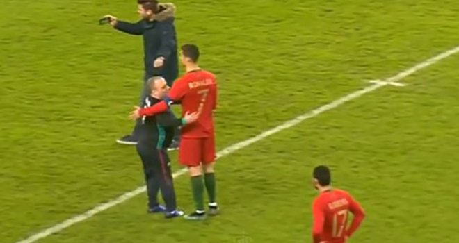 Bosanac uletio na teren i bacio se u zagrljaj Cristianu Ronaldu, evo kako je slavni fudbaler reagovao