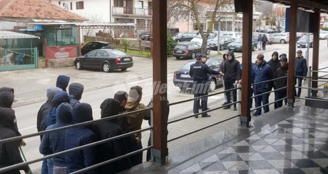 Tuča navijača Širokog i Zrinjskog: Letjele baklje, boce...