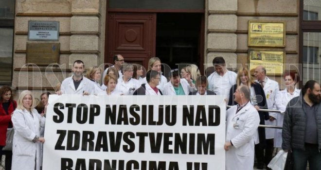 'Kakva je to reforma u kojoj dijete i starac sjede u istoj čekaonici... Svaki dan slušamo psovke i trpimo napade!'