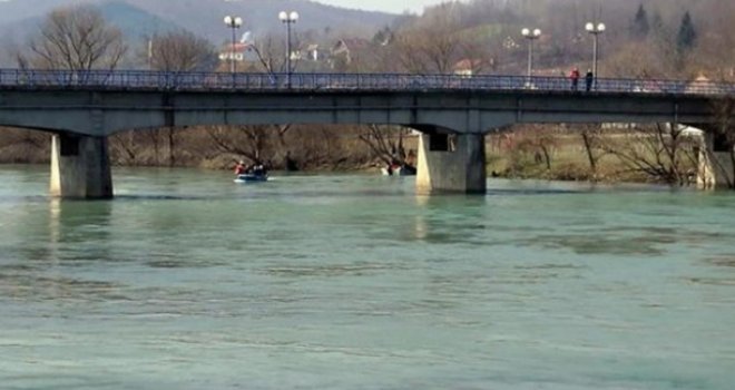 Automobilom sletjeli u Unu: Poginuo 24-godišnjak, drugi mladić teško povrijeđen