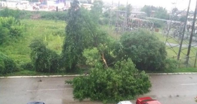 Snažno nevrijeme pogodilo Doboj: Vjetar obarao stabla, lomio grane, voda prodrla sve do...