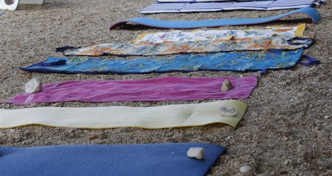 Shvatili da kazne ne vrijede: U Makarskoj odlučili da drugačije riješe problem ostavljanja paškira na plaži