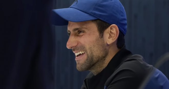 Novak Đoković vrištao od smijeha, klinac ga imitirao na konferenciji za medije! 