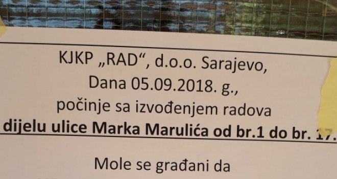 Čudan natpis u sarajevskoj ulici zbunio stanare: Građani, ako baš morate izlaziti iz svojih stanova, letite sa balkona!
