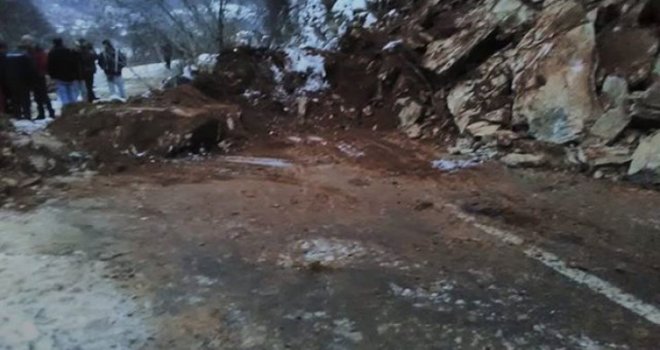 Zbog odrona kamenja na putu Jajce-Donji Vakuf saobraća se jednom trakom