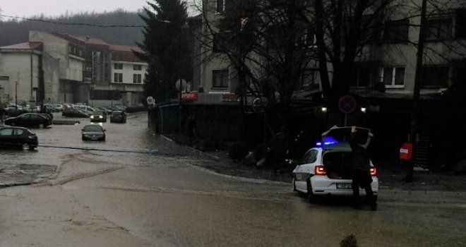 Poplave ugrozile naselja i blokirale ceste: Četiri porodice iseljene iz kuća kojima prijeti klizište