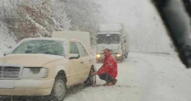 Tri stvari koje morate imati u automobilu kako biste preživjeli mećavu