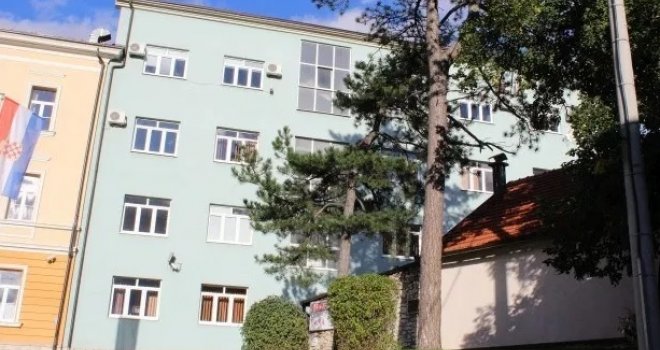 Policajac iz Drvara koji je pucao u 25-godišnjakinju pušten da se brani sa slobode