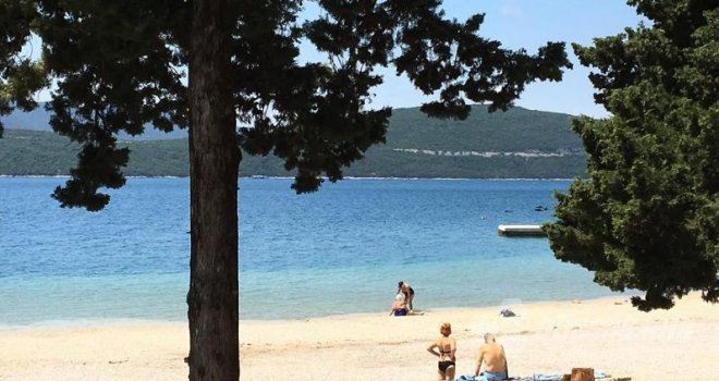 Šta kažu turisti koji su otvorili sezonu u Neumu: Baš je lijepo, voda čista, mirno, nema gužve...