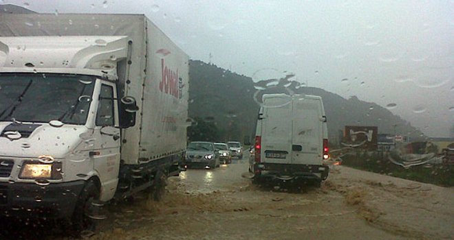 Kiša pravi probleme: Na izlazu iz Mostara prema Jablanici otežan saobraćaj zbog vode na cesti