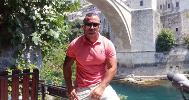 Iskašljavao sam krv, lomio prste, rebra, ključnu kost, moj osmijeh je lažan... Do rata uopće nisam znao šta sam...