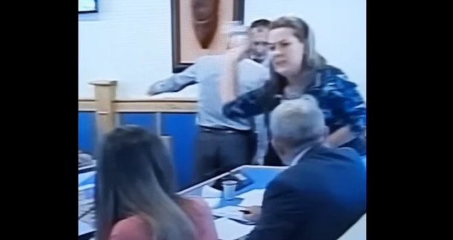 'Ma, ko si ti, bona! Zovite policiju!' Zastupnica iz opozicije brutalno 'spucala' predsjednicu flašom u glavu!