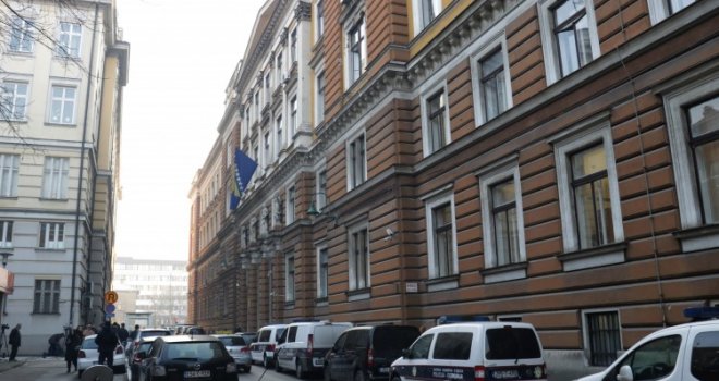 Sarajlija pretukao Ruskinju u apartmanu pa pozvao još dvojicu... Prekrili je čaršafom, opljačkali i pobjegli 