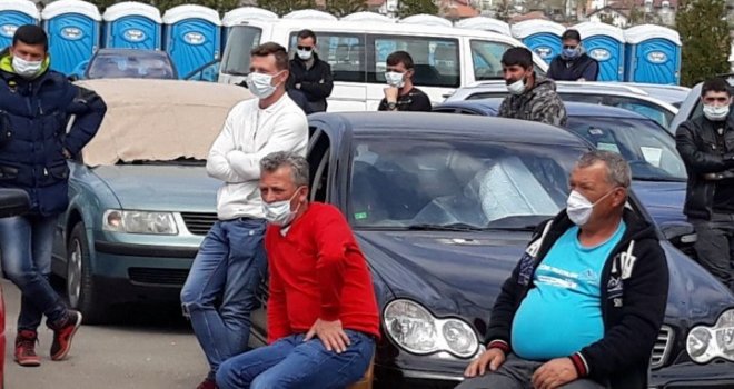 Po 30 sati čekamo, stojimo na hladnoći, u šatoru, na livadi, niko nije nadležan, a oni kažu - još si i dobro prošao!