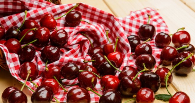 Mogu li Sarajlije sebi priuštiti trešnje? Prodavačica: Nažalost, više ih slikaju, nego kupuju... Nije lako izdvojiti 10 KM...