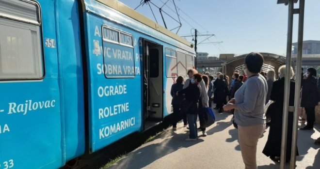 Sarajlijama se žurilo: Zbog gužve u tramvaju morala reagirati i policija