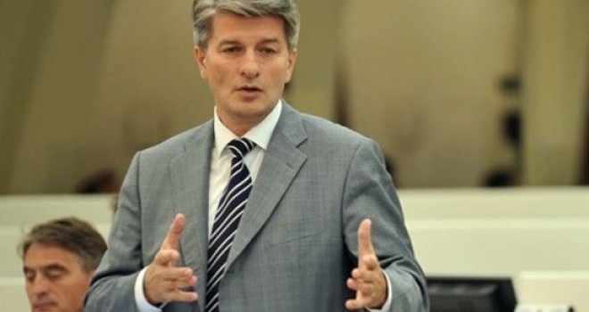 SDA logika Šemsudina Mehmedovića: Srbija vakcinacijom vrši prevaru građana BiH