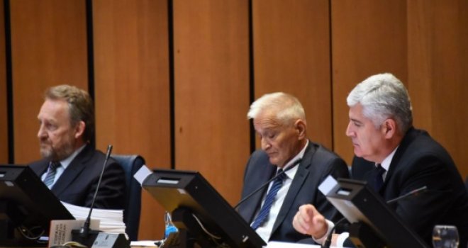 Izetbegović: Čemu tvrdoglavost, zar se nismo sve dogovorili?! Čović: Zbog našeg nadmudrivanja sredstva stoje!