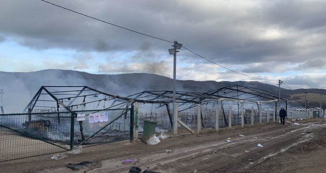Više stotina migranata na livadi, ne znaju gdje će provesti noć: Vatra još nije ugašena, većina šatora izgorjela...