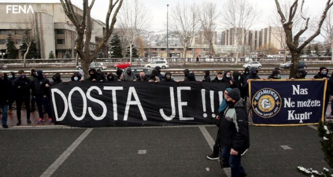 Protest grupe navijača ispred Nogometnog saveza BiH: Zahtijevamo poništenje izbora Peteva!