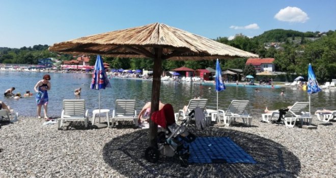 Hrvatima Hrvatska postala skupa, pa na ljetovanje dolaze u Tuzlu