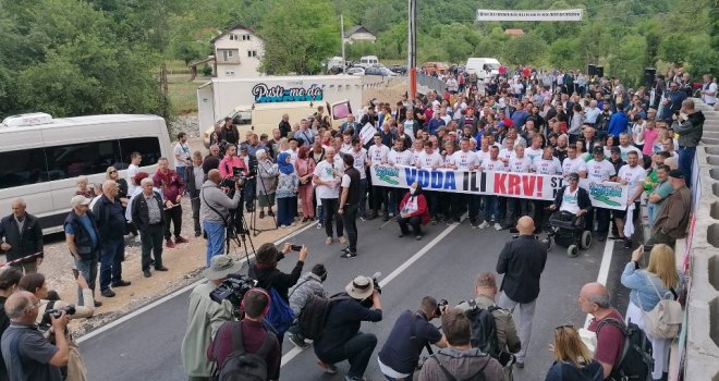 Drama u Dolini Neretvice: I Dubioza Kolektiv uz mještane, dernek nasred ceste...  Voda ili krv! Mašine neće proći!