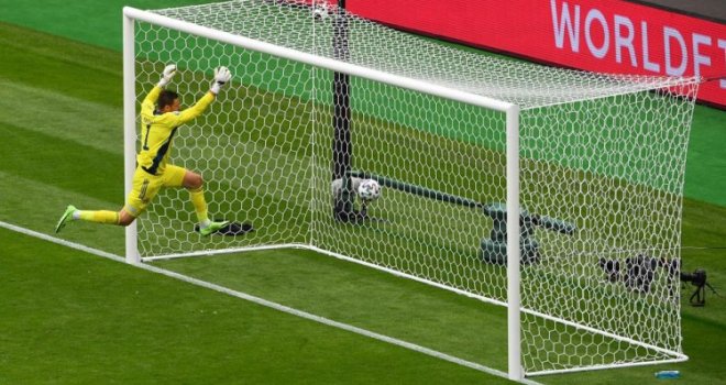 Schick srušio Škote: Češki napadač postigao fenomenalan gol s centra