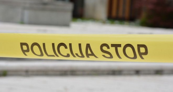 Muškarac pronađen mrtav na stubištu zgrade u Tuzli, jedna osoba uhapšena