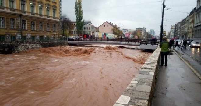 Evakuacija ljudi iz poplavljenih kuća i doma penzionera, voda prodrla i u stanove! Kolaps u Sarajevu, stali i trolejbusi 