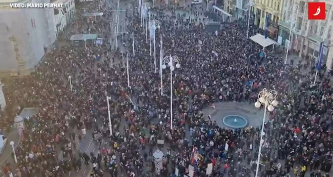 Trg u Zagrebu pun demonstranata protiv covid-potvrda: Pogledajte snimku iz zraka