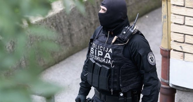 Stolački diler automobilom udario policajca SIPA-e, slupao se i pobjegao pješke
