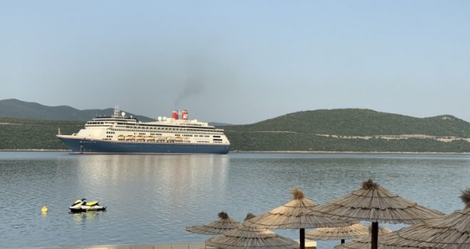 U Neum ipak uplovio veliki kruzer 'Bollete' sa više od hiljadu putnika, evo kada isplovljava