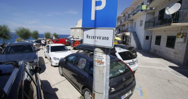 Gužva na Makarskoj rivijeri: Velika tučnjava izbila zbog parkinga, šokirani i domaći i turisti