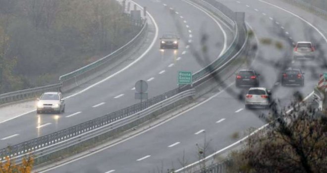 Teška saobraćajna nesreća na autoputu A1, u blizini naplatnih kućica u Vlakovu: Dvije osobe povrijeđene