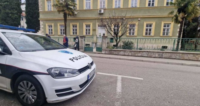 Policija ne dozvoljava ulazak u Srednju medicinsku školu Sestara milosrdnica u Mostaru