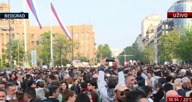 Dok je Vučić u Pančevu ponavljao 'Nema povlačenja, nema predaje', u Beogradu je čak 150 000 ljudi hodalo...