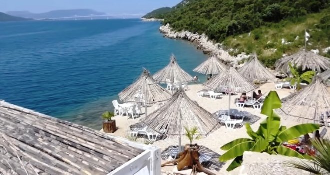 Skrivena plaža u Neumu, rijetki za nju znaju: Drvene kućice, masline, palme s ležaljkama, restoran, nigdje gužve...  