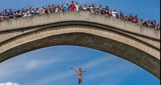 Pogledajte skok sa Starog mosta koji je mogao tragično završiti