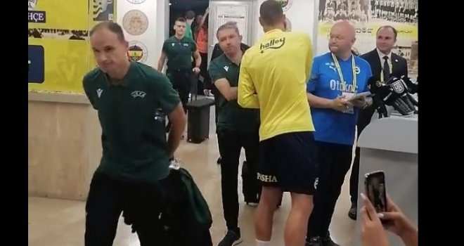 Edin Džeko gospodski: Pogledajte kako je sa stadiona ispratio ekipu kojoj je Fener utrpao pet golova