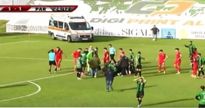Uznemirujuće scene na terenu: Uživo tokom prenosa najbolji strijelac lige srušio se na zemlju i umro!